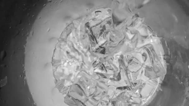 Água Derramada Copo Com Gelo — Vídeo de Stock