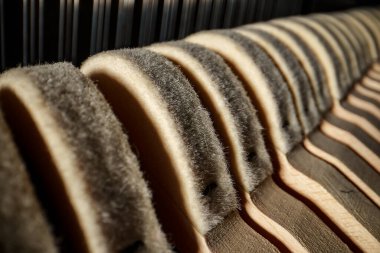 Piyanonun içinde. Dik piyanonun içindeki çekiçlerin ve tellerin yakın görüntüsü.