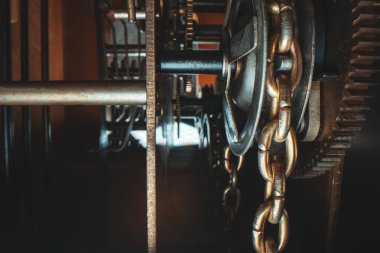 Kule saatinin içindeki sarkaçlı mekanizma..