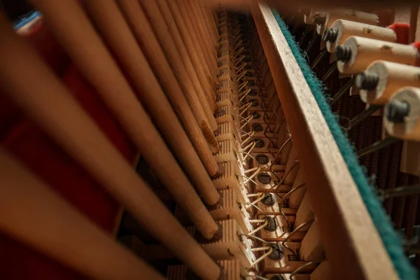 ピアノの中だ 正ピアノ内部の木造機構 — ストック写真