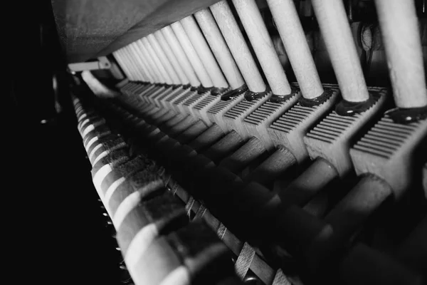 ピアノの中だ 直立したピアノの中のハンマーと弦のクローズアップ — ストック写真