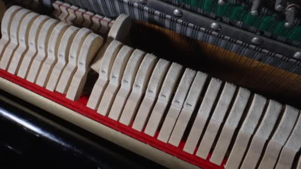 在钢琴里面竖直钢琴内的锤和弦的特写 — 图库视频影像