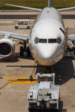 Römorkör Pushback traktör Havaalanı pist üzerinde uçak ile.