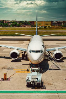Römorkör Pushback traktör Havaalanı pist üzerinde uçak ile.