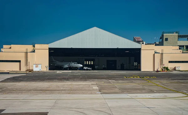 Hangar Med Liten Privat Jet Inuti — Stockfoto