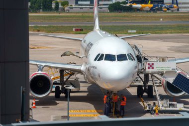 Napoli, İtalya - 24.06.2022: Capodichino havaalanında Volotea uçağı.