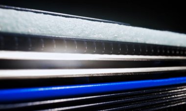 Siyah arka planda jiletin makro çekimi.