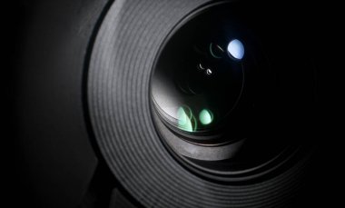 Kamera merceği açıklığının yakın görüntüsü. Film ve fotoğraf konsepti.