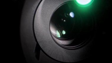 Kamera merceği açıklığının yakın görüntüsü. Film ve fotoğraf konsepti.