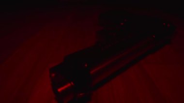 Polis ışıklarında olay yerinde silah bulundu..