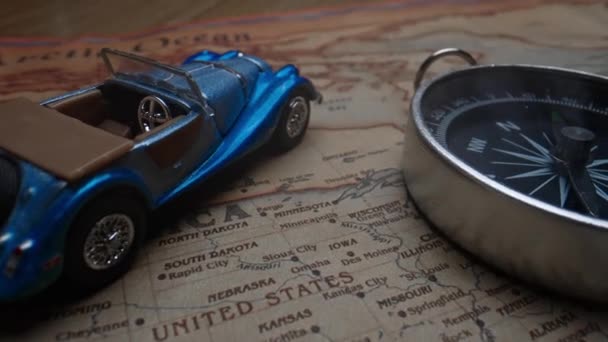 在美国开车旅行 美国地图上的玩具汽车和指南针 — 图库视频影像