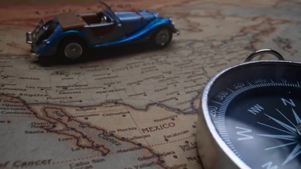 미국에서 자동차로 여행하고 장난감 자동차와 지도의 나침반 — 비디오
