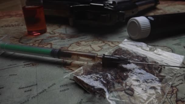 Пистолет Синтетические Наркотики Сорняки Карте Южной Америки — стоковое видео