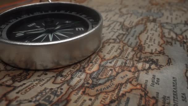 Kompassi Euroopan Kartalla Matkustuskäsite — kuvapankkivideo