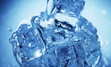 Su buzlu bir bardağa dökülür..