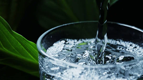 Koolzuurhoudend Mineraalwater Wordt Een Glas Gegoten — Stockfoto