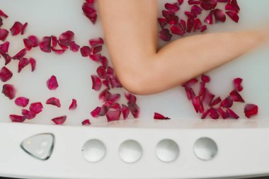 Kadın banyoda süt ve gül yapraklarıyla yatıyor..