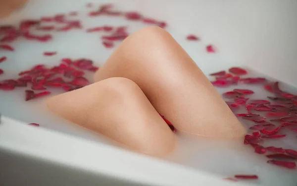 Las Rodillas Las Mujeres Mujer Encuentra Baño Con Leche Pétalos —  Fotos de Stock