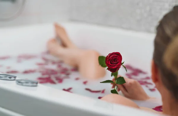 Kobieta Relaksuje Się Kąpieli Mlekiem Płatkami Róż — Zdjęcie stockowe