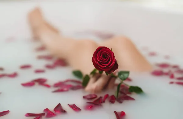 Mujer Relaja Baño Con Leche Pétalos Rosa — Foto de Stock