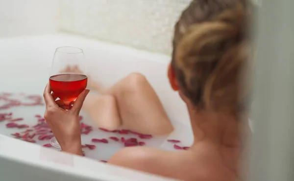 Mujer Disfruta Del Vino Baño Con Leche Pétalos Rosa —  Fotos de Stock
