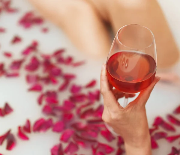 Kobieta Lubi Wino Kąpieli Mlekiem Płatkami Róż — Zdjęcie stockowe