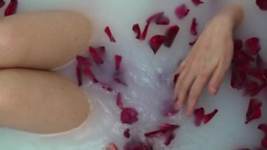Kadın banyoda süt ve gül yapraklarıyla yatıyor..