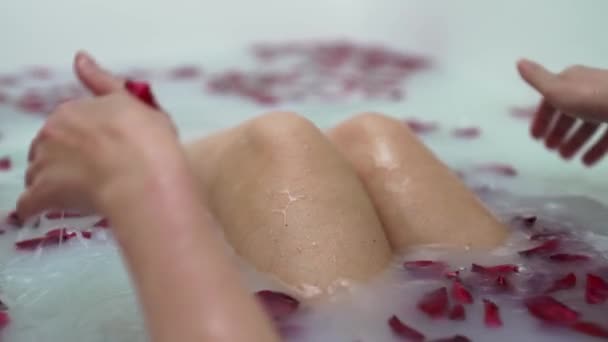 Mujer Encuentra Baño Con Leche Pétalos Rosa — Vídeo de stock
