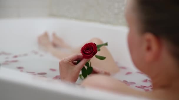 Mujer Relaja Baño Con Leche Pétalos Rosa — Vídeo de stock