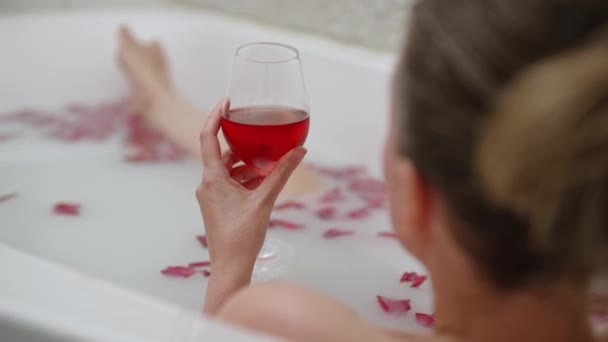 Mujer Disfruta Del Vino Baño Con Leche Pétalos Rosa — Vídeo de stock