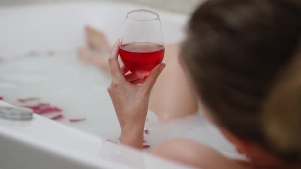 Mujer Disfruta Del Vino Baño Con Leche Pétalos Rosa — Vídeo de stock