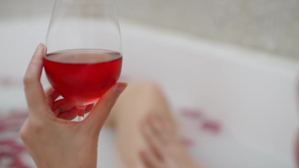 Kobieta Lubi Wino Kąpieli Mlekiem Płatkami Róż — Wideo stockowe