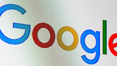 New York, ABD - 31.05.2023: Google teknoloji şirketi logosu ekranda. Yazı.