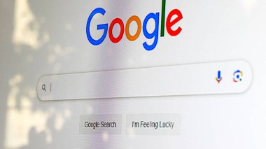 New York, ABD - 31.05.2023: Google arama barı. Yazı.