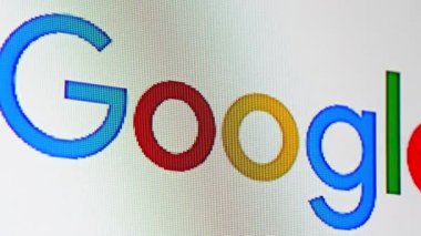 New York, ABD - 31.05.2023: Google teknoloji şirketi logosu ekranda. Yazı.