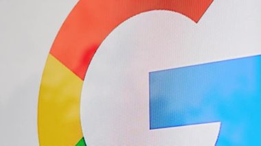 New York, ABD - 31.05.2023: Google teknoloji şirketi logosu ekranda. Yazı.