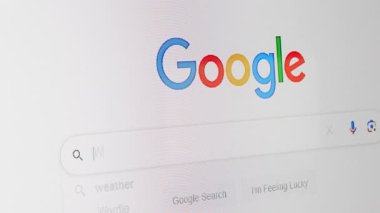 New York, ABD - 31.05.2023: Google arama çubuğunda ara. Yazı.