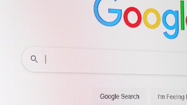New York, ABD - 31.05.2023: Google arama çubuğunda ara. Yazı.