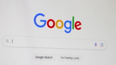 New York, ABD - 31.05.2023: Google arama barı. Yazı.