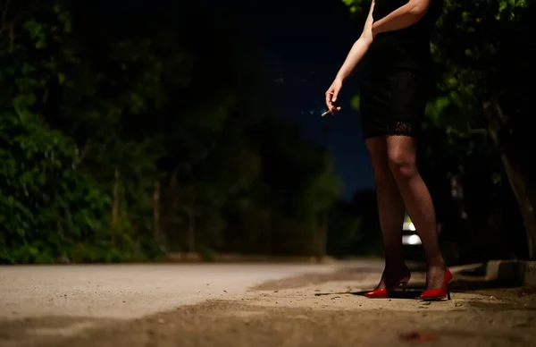 Vrouwelijke Prostituee Met Sigaret Straat — Stockfoto