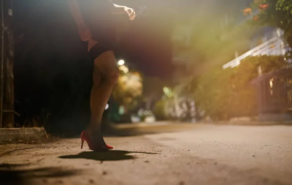 Prostituierte Mit Zigarette Auf Der Straße — Stockfoto