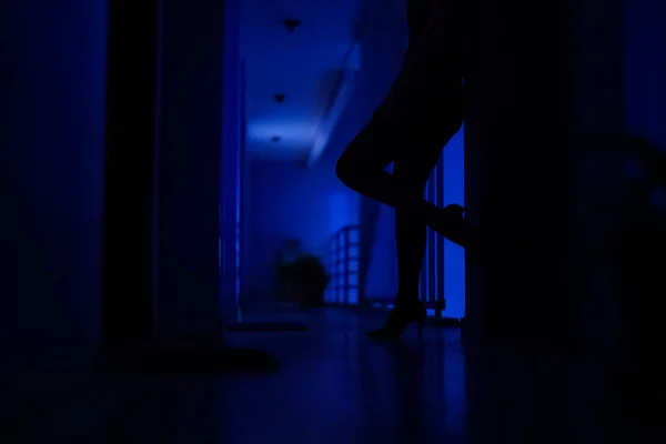 Kobieta Prostytutka Stojąca Burdelu — Zdjęcie stockowe