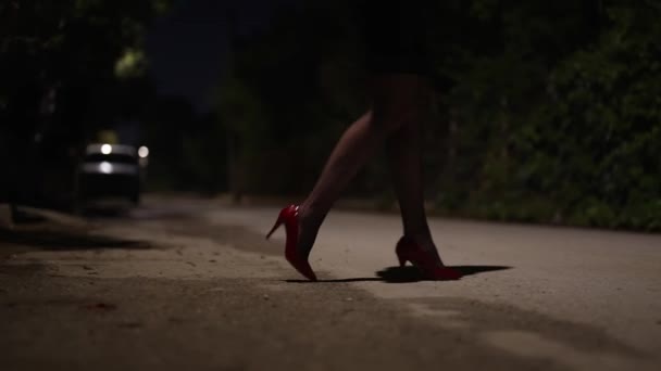 Kobieca Prostytutka Pończochach Spacerująca Ulicy — Wideo stockowe