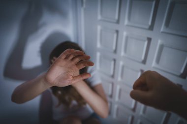 Adam kadını yumruğuyla dövüyor. Aile içi şiddet mağduru.