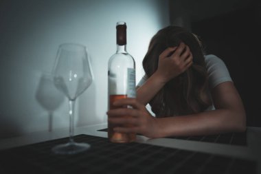 Depresyonda olan ve alkol alan bir kadın..