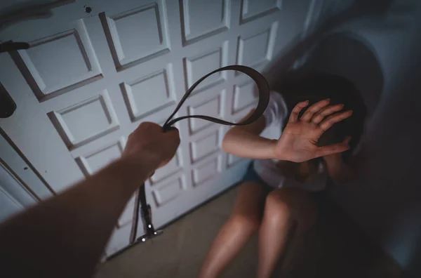 ベルトを持った男が妻のところに来る 家庭内暴力の概念 — ストック写真