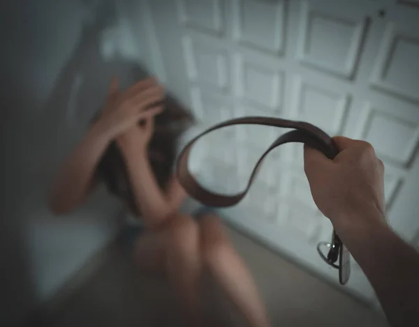 Mann Mit Gürtel Kommt Seiner Frau Konzept Zur Häuslichen Gewalt — Stockfoto