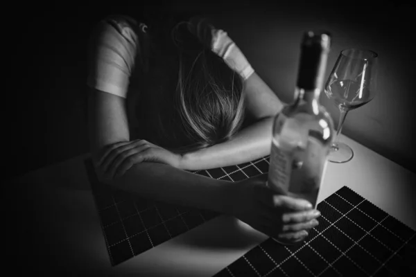 Женщина Страдающая Депрессии Употребления Алкоголя — стоковое фото