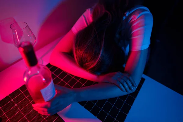 Kvinna Som Lider Depression Och Dricker Alkohol — Stockfoto