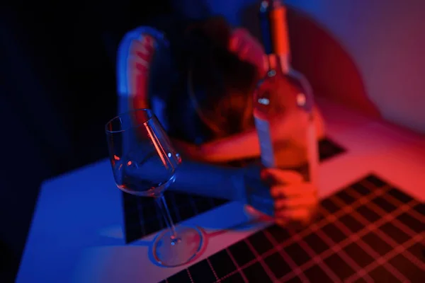 Žena Trpící Depresí Pitím Alkoholu — Stock fotografie